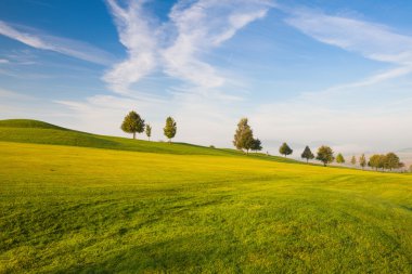 puslu sabah boş bir golf sahası