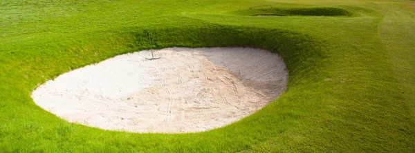Două buncăre de nisip adânc pe un teren de golf — Fotografie, imagine de stoc