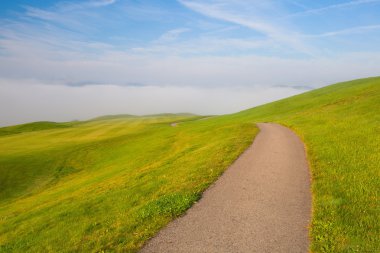 puslu sabah boş bir golf sahası