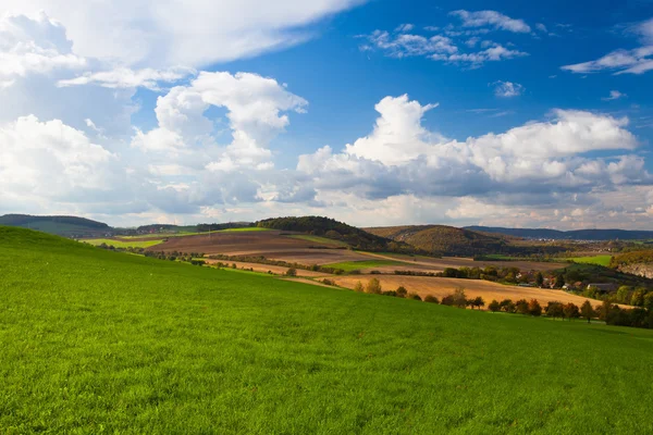 Herbstlandschaft mit Golfplatz — Stockfoto