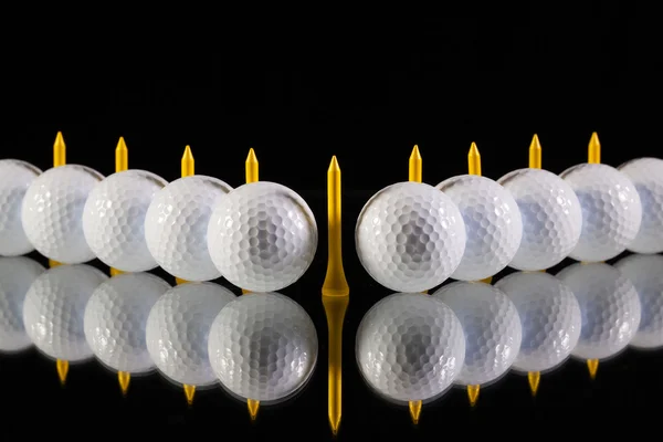 Golfbälle auf dem schwarzen Glasschreibtisch — Stockfoto