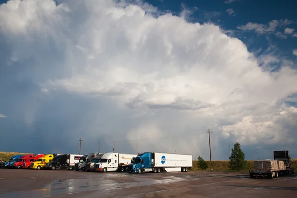 Tipici camion americani su un parcheggio — Foto Stock