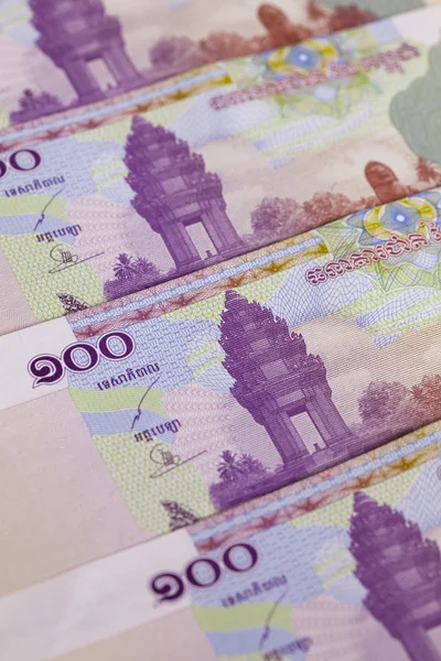 Olika Kambodja Riels sedlar på bordet — Stockfoto