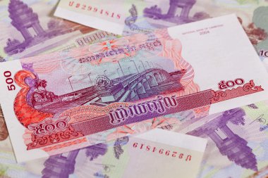 Masanın üzerinde farklı Kamboçya Riels banknotlar