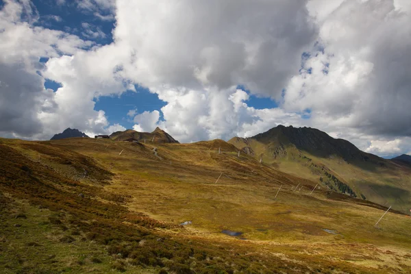 Piste de ski vide dans les Alpes tyroliennes en automne, Autriche — Photo