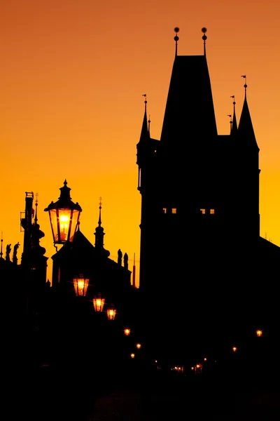 A tornyok és a szobrok a Károly hídon a Pragu sziluettek — Stock Fotó