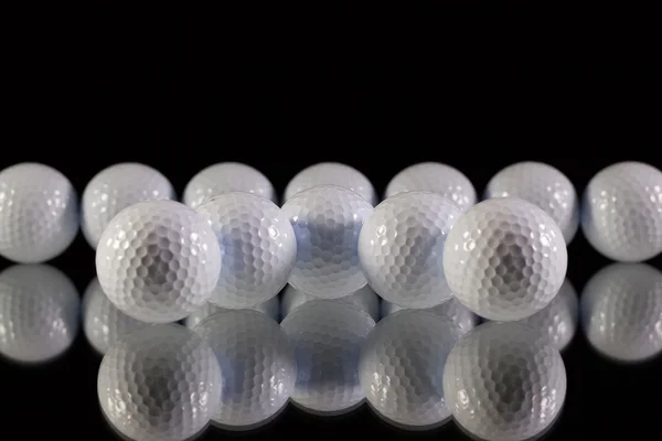 Bolas de golfe na mesa de vidro preto — Fotografia de Stock