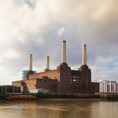 Londra'nın ünlü Battersea güç istasyonu