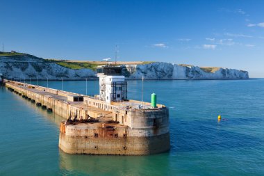 Beyaz kayalıklar ve Dover Limanı