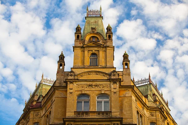 プラハの改装済みの歴史的な家 — ストック写真
