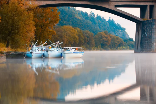 Drie jachten in de haven onder een brug in Praag — Stockfoto