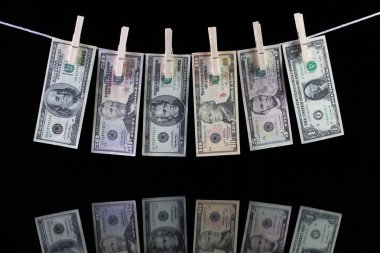 Bize bir clothesline asılı Doları banknot kirli ve yansıtmak