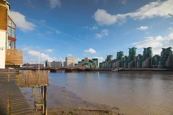 Início do outono visão noturna de Canary Wharf Londres . — Fotografia de Stock