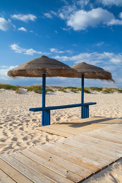 Diferentes sombrillas y tumbonas en la playa vacía de Tavira —  Fotos de Stock