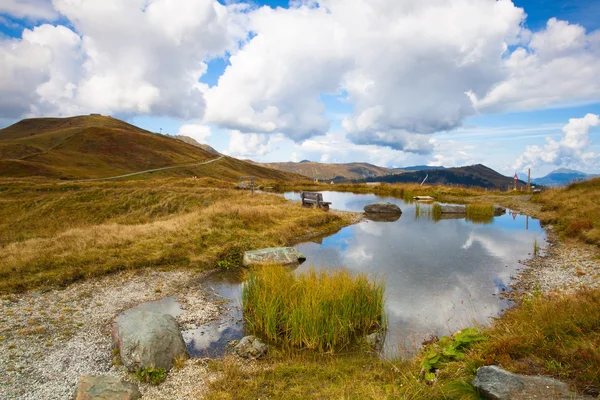 Paisaje otoñal en los Alpes Tiroleses en Austria — Foto de Stock