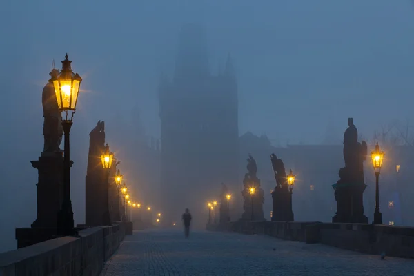 On the famous Charles Bridge in the morning mist, Prague, Czech — Stock Photo, Image