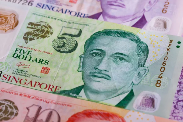 Banconote diverse dal Dollaro di Singapore sul tavolo — Foto Stock