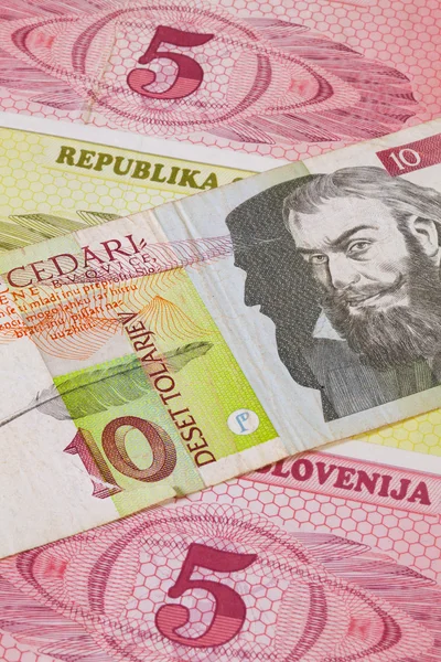 Różnych banknotów tolara ze Słowenii na stole — Zdjęcie stockowe