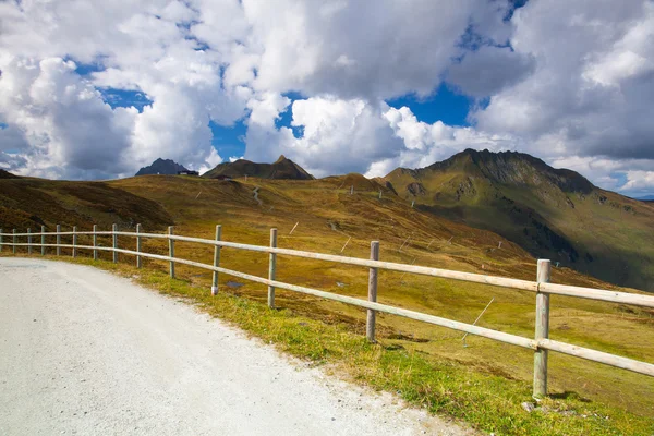 Piste de ski vide dans les Alpes tyroliennes en automne, Autriche — Photo