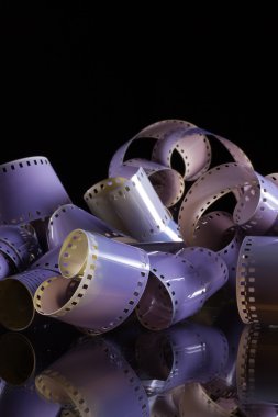Cam masa üzerinde bir rulo 35 mm fotoğraf filmleri Close-Up
