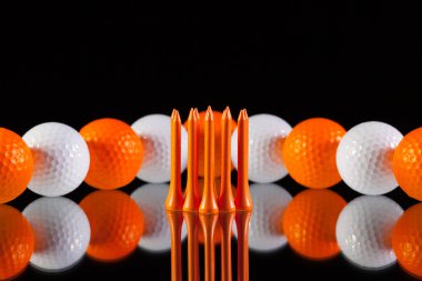 Golf topları siyah cam masa