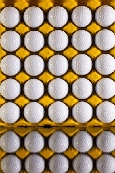 Golfbollar i papper kartong för ägg — Stockfoto