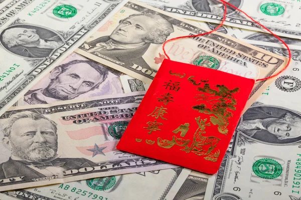 Typische China rode envelop en ons geld — Stockfoto