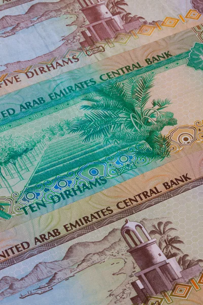 Verschillende Dirham bankbiljetten van Emiraten op tafel — Stockfoto