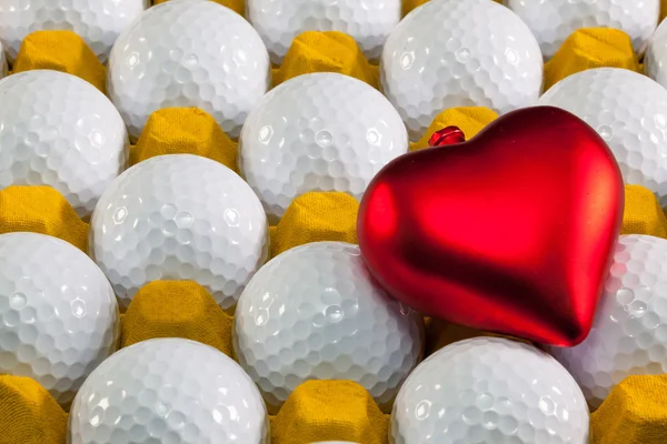Sarı kutu ve aşk sembolü beyaz golf topları — Stok fotoğraf