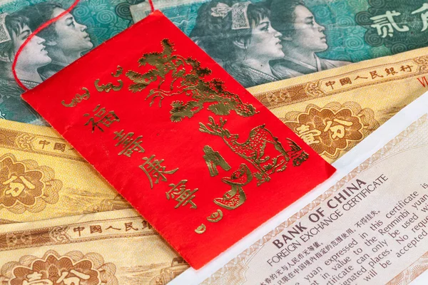 Envelope vermelho típico da China e notas diferentes — Fotografia de Stock
