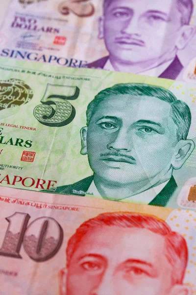 Na stole różnych banknotów Dolar singapurski — Zdjęcie stockowe