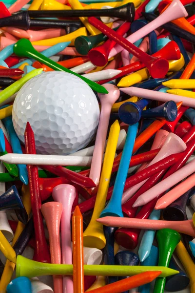 Varios tees de golf de madera y pelota de golf — Foto de Stock