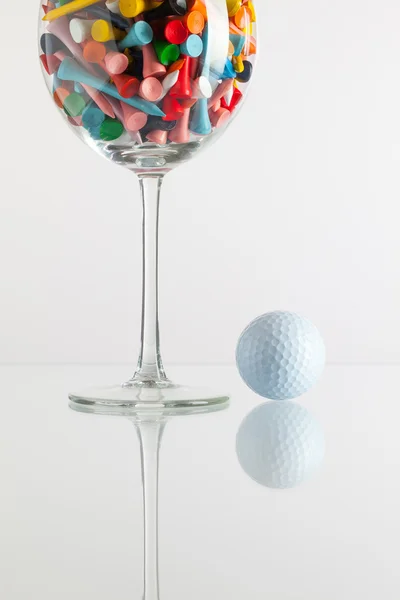 Verre de vin et équipements de golf — Photo