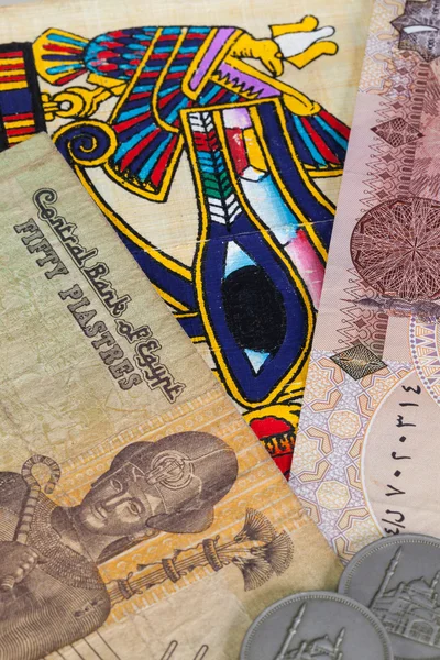 典型的なエジプトのパピルスや異なる紙幣 — ストック写真