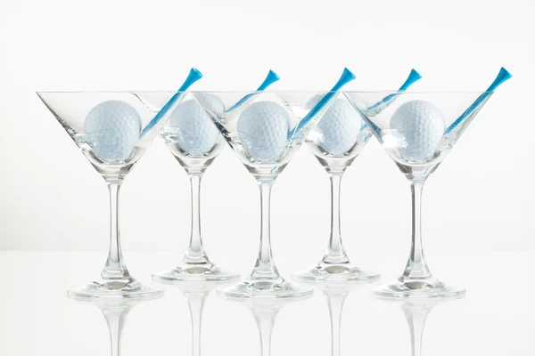 Beş bardak şampanya ve golf ekipmanları 