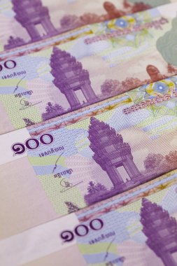 Masanın üzerinde farklı Kamboçya Riels banknotlar