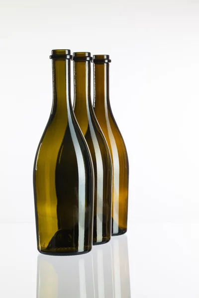 Botellas vacías de vino en un escritorio de cristal —  Fotos de Stock