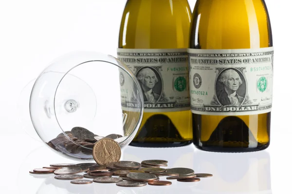 Botellas vacías de vino de la etiqueta del billete de dólar — Foto de Stock