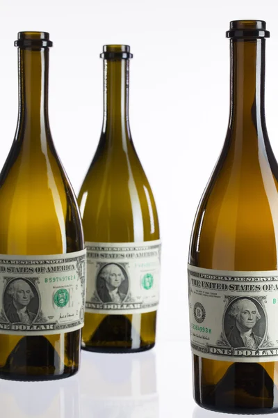 Bouteilles vides de vin de l'étiquette du billet de dollar — Photo