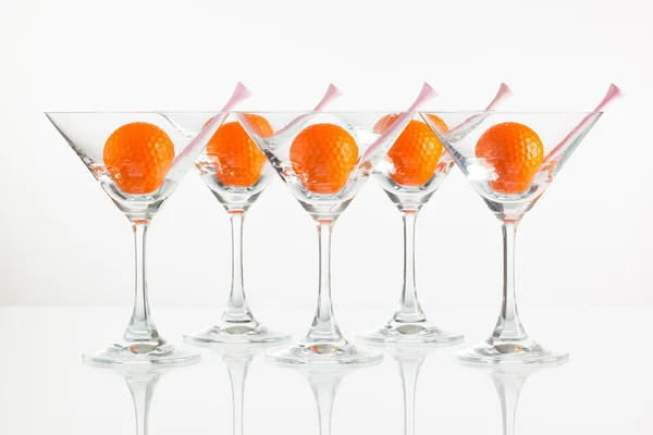 Cinque bicchieri di champagne e attrezzature da golf — Foto Stock