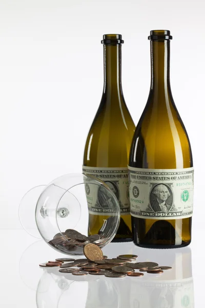 Puste butelki wina z etykietą dolara — Zdjęcie stockowe