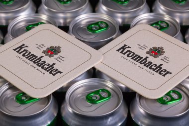Çok içme kutu bira ve Krombacher beerma desen