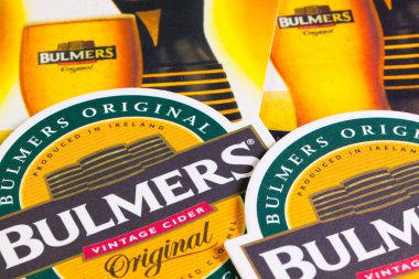 İngiltere, Londra - 11 Kasım 2014: Beermats üzerinden Bulmers elma şarabı.