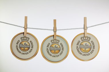 Beermats bir clothesline asılı Warsteiner bira.