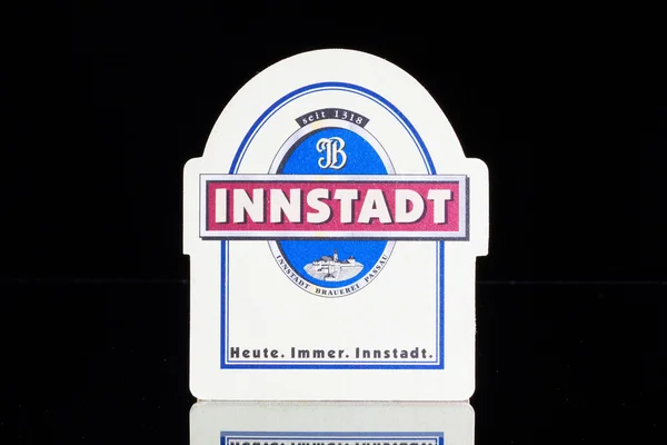 ガラス机の上 Innstadt ビールのコースター — ストック写真