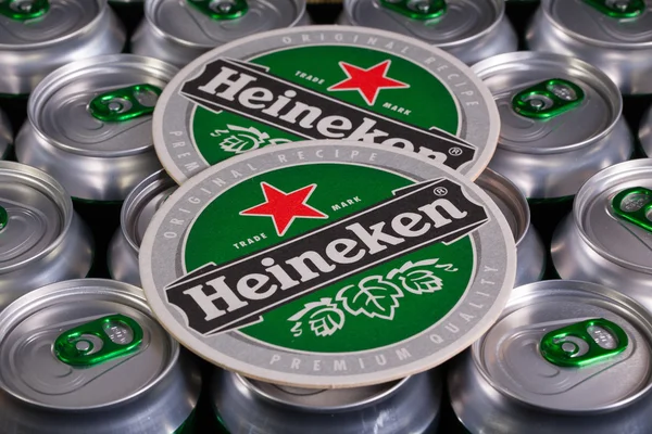 Vzorek od velké pití plechovek piva a pivní tácky Heinekem — Stock fotografie