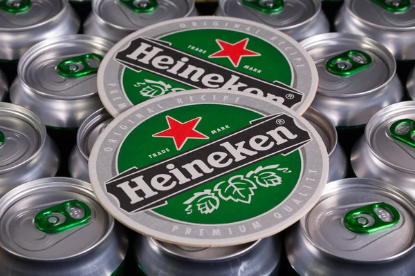 Візерунок з багато питної банок пива та Heinekem beermats — стокове фото