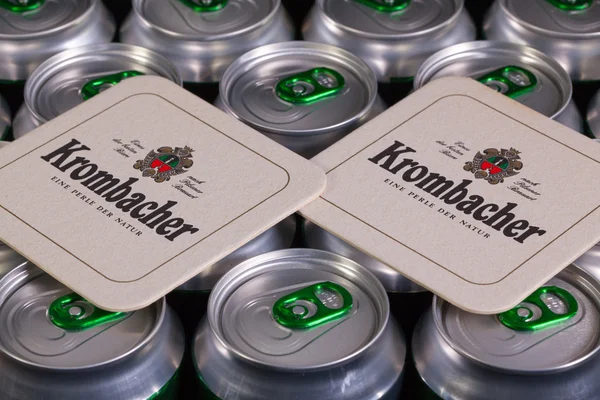 Vzorek od velké pití plechovek piva a Krombacher beerma — Stock fotografie