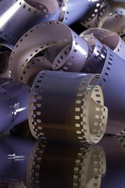 Cam masa üzerinde bir rulo 35 mm fotoğraf filmleri Close-Up