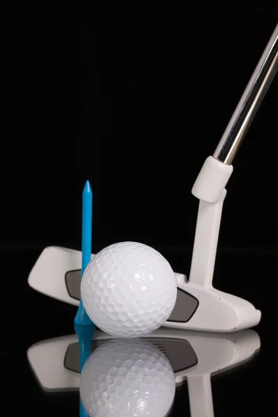 Golf putter e attrezzature d'oro sulla scrivania in vetro nero — Foto Stock